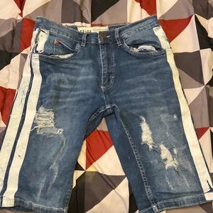 I’m selling my white striped blue jeans shorts.